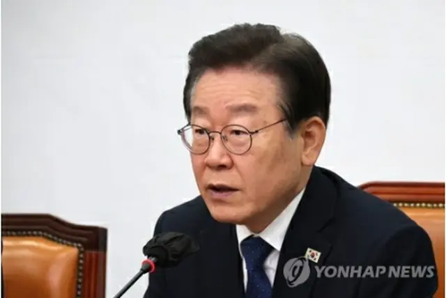 共に民主党の最高委員会議で発言する李代表＝19日、ソウル（聯合ニュース）