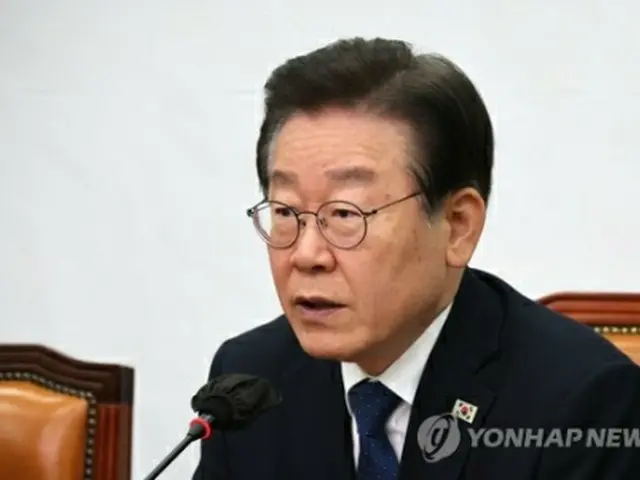 共に民主党の最高委員会議で発言する李代表＝19日、ソウル（聯合ニュース）