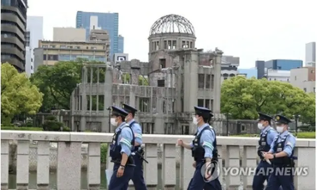 G7サミット開幕を翌日に控えた18日、原爆ドームの近くで警察が警戒に当たっている＝（聯合ニュース）