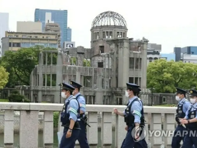 G7サミット開幕を翌日に控えた18日、原爆ドームの近くで警察が警戒に当たっている＝（聯合ニュース）
