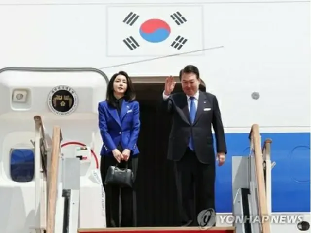 日本出発前にあいさつする尹大統領夫妻＝19日、城南（聯合ニュース）