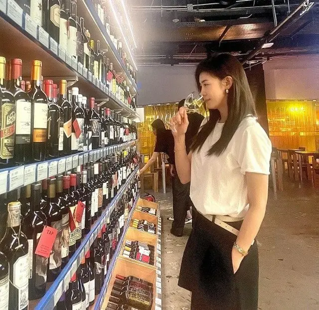 女優ハ・ジウォン、ワイン試飲も”まるで映画のワンシーン”（画像提供:wowkorea）
