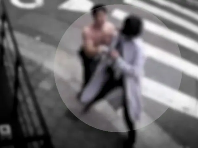 上半身裸で通勤途中の女性に襲い掛かる＝韓国ソウル（画像提供:wowkorea）