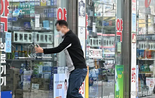 韓国ソウルの薬局に市民が入っていく様子（画像提供:wowkorea）