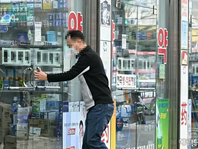 韓国ソウルの薬局に市民が入っていく様子(画像提供:wowkorea)
