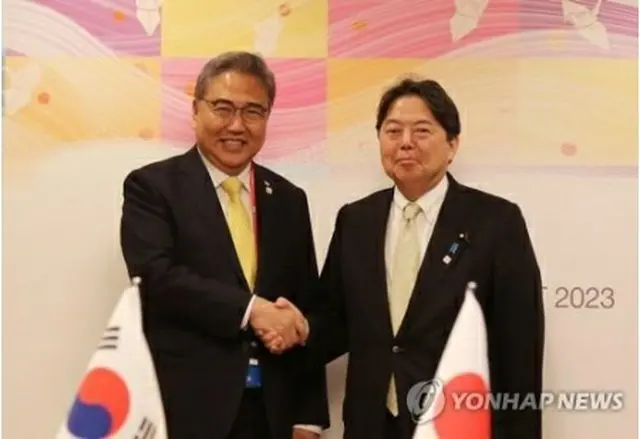 会談前、握手を交わす韓国の朴振外交部長官（左）と日本の林芳正外相＝２０日、広島（聯合ニュース）