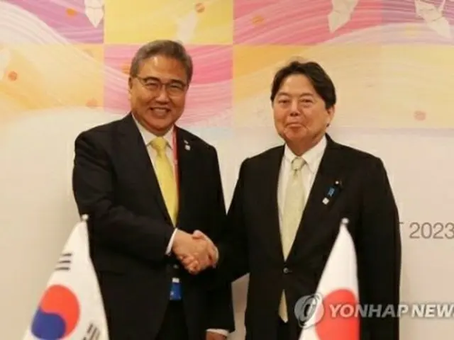 会談前、握手を交わす韓国の朴振外交部長官（左）と日本の林芳正外相＝２０日、広島（聯合ニュース）