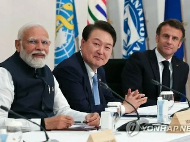 尹錫悦大統領（中央）が２０日、日本の広島で開かれている先進７カ国首脳会議（Ｇ７サミット）の拡大会合に出席した。インドのモディ首相（左）、フランスのマクロン大統領の隣の席で会合に臨んだ尹大統領＝（聯合ニュース）