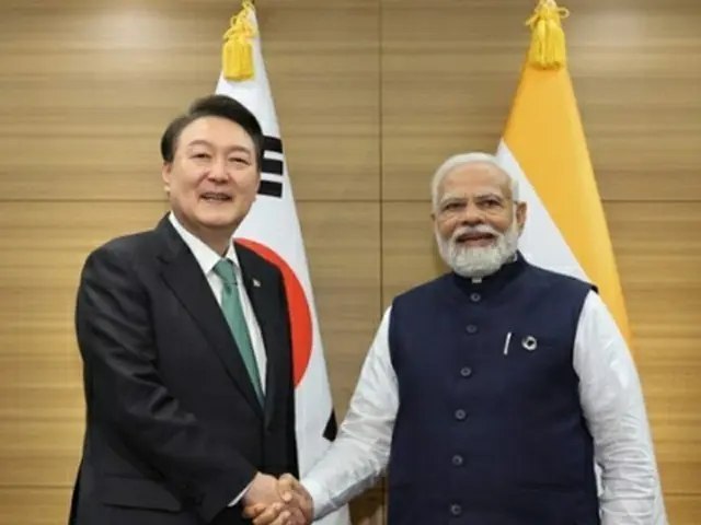 韓国の尹錫悦（ユン・ソクヨル）大統領（左）は、先進７カ国首脳会議（Ｇ７サミット）に出席するため訪問した日本の広島でインドのモディ首相と会談した。握手を交わす両首脳＝（聯合ニュース）