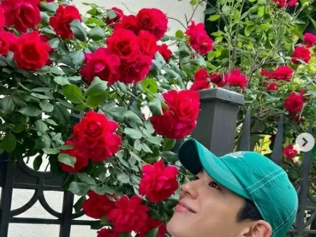 俳優パク・ボゴム、花よりステキなイケメン…女心を引きつける”かわいいワンちゃん”のほほ笑み（画像提供:wowkorea）