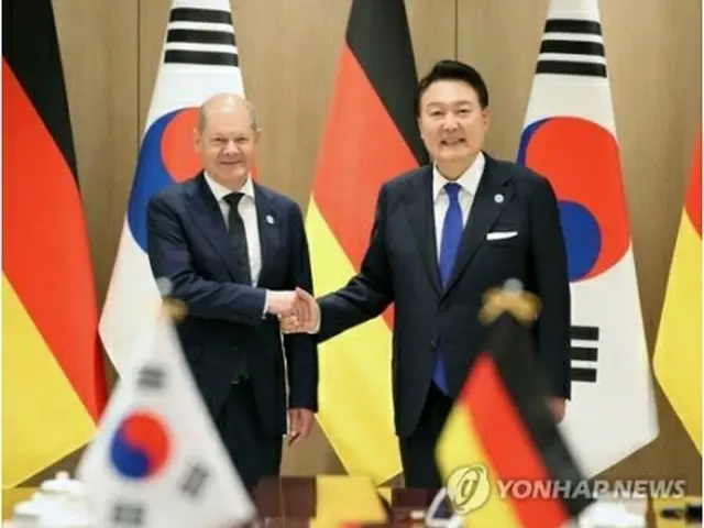 会談で握手を交わす韓国の尹大統領（右）とドイツのショルツ首相＝２１日、ソウル（聯合ニュース）