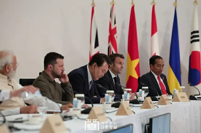 広島で21日に開催されたG7サミットの拡大セッションに出席している尹錫悦韓国大統領（右から3番目）とゼレンスキー・ウクライナ大統領（左から2番目）（画像提供:wowkorea）