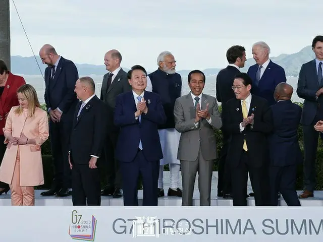 韓国の尹錫悦大統領は20日、G7サミットに出席した各国の首脳たちと記念写真を撮影している様子（画像提供:wowkorea）