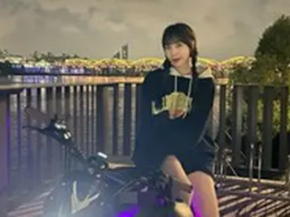 「BB GIRLS」ウンジ、自転車の上に乗って脚線美を自慢