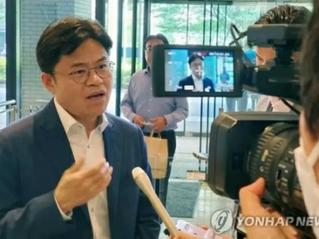 視察団の団長を務める韓国・原子力安全委員会の劉国熙（ユ・グクヒ）委員長が技術会議の前に報道陣の質問に答えている＝２２日、東京（聯合ニュース）
