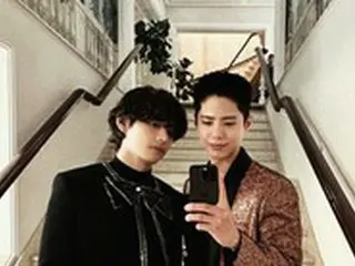 パク・ボゴムも「BTS（防弾少年団）」Vとのツーショットを公開…全世界のファンたちが熱狂“ワールドクラスビジュアル”
