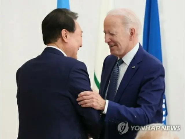 韓国の尹錫悦（ユン・ソクヨル）大統領（左）とバイデン米大統領は4月下旬に米ワシントンで会談したのに続き、今月19～21日に日本の広島で開かれた先進7カ国首脳会議（G7サミット）でも会った。サミットの拡大会合であいさつを交わす両首脳＝（聯合ニュース）