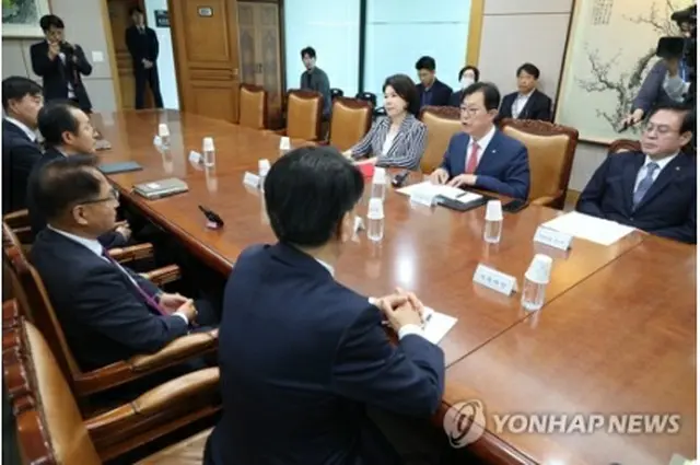 国会行政安全委員会の与党幹事らは23日、中央選挙管理委員会を訪れて北朝鮮によるハッキングなどサイバー攻撃問題について抗議した＝（聯合ニュース）