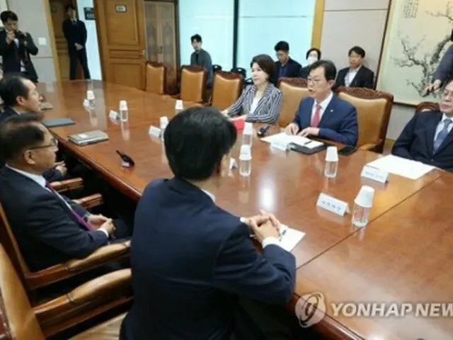 国会行政安全委員会の与党幹事らは23日、中央選挙管理委員会を訪れて北朝鮮によるハッキングなどサイバー攻撃問題について抗議した＝（聯合ニュース）