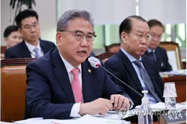 国会外交統一委員会で答弁する朴長官＝24日、ソウル（聯合ニュース）