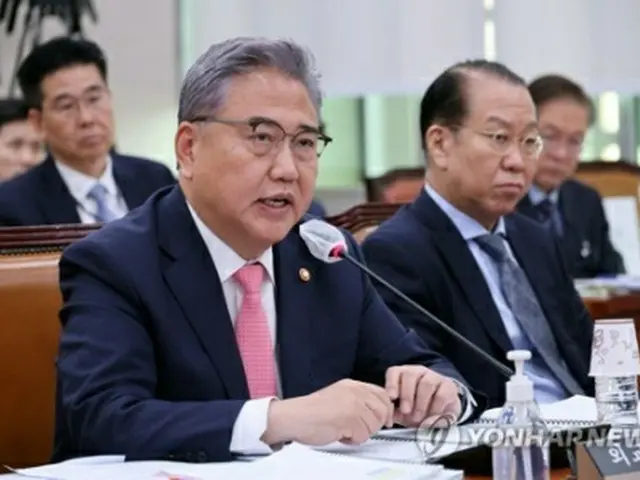 国会外交統一委員会で答弁する朴長官＝24日、ソウル（聯合ニュース）