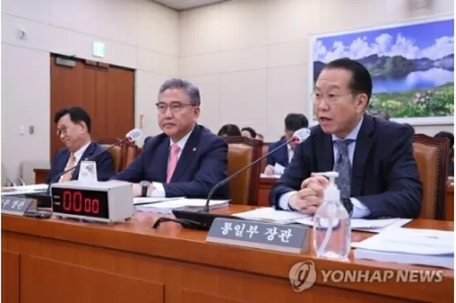 国会外交統一委員会で答弁する権長官＝２４日、ソウル（聯合ニュース）