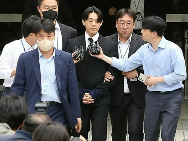 俳優ユ・アインが24日午後、ソウル瑞草（ソチョ）区のソウル中央地裁で行われた麻薬類管理法違反容疑に対する拘束令状実質審査を終えて裁判所を出た。（画像提供:wowkorea）