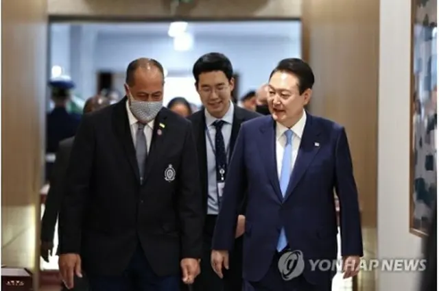 ２０２２年１０月２７日、韓国を訪問した太平洋島しょ国の外相らと面会した尹大統領（右）＝（聯合ニュース）