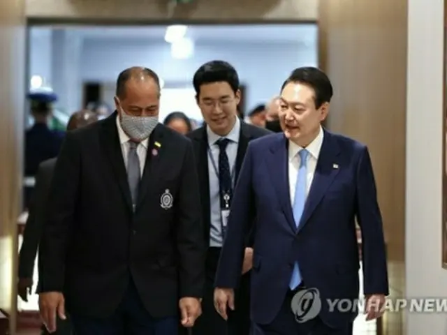 ２０２２年１０月２７日、韓国を訪問した太平洋島しょ国の外相らと面会した尹大統領（右）＝（聯合ニュース）