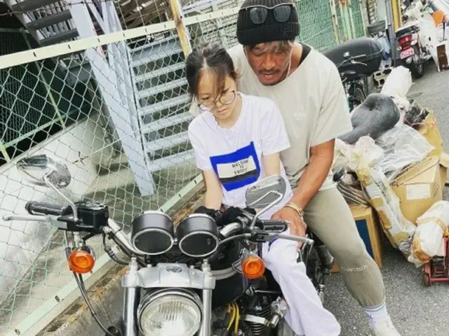 秋山成勲、娘と「父が好きだったバイク」…急逝した父との思い出（画像提供:wowkorea）