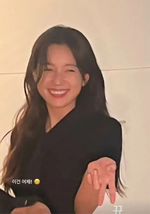 女優ハン・ヒョジュ、恥ずかしげに「ギャルピース」…愛さずにはいられない（画像提供:wowkorea）