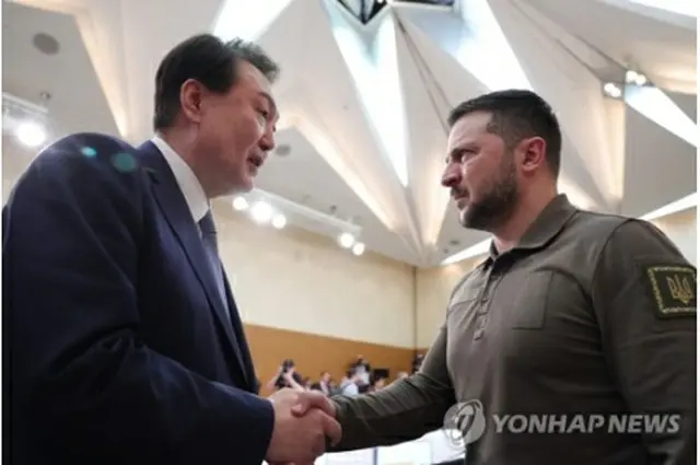 21日、広島で開かれた先進7カ国首脳会議（G7サミット）に合わせて会談した尹大統領（左）とウクライナのゼレンスキー大統領（共同取材）＝（聯合ニュース）