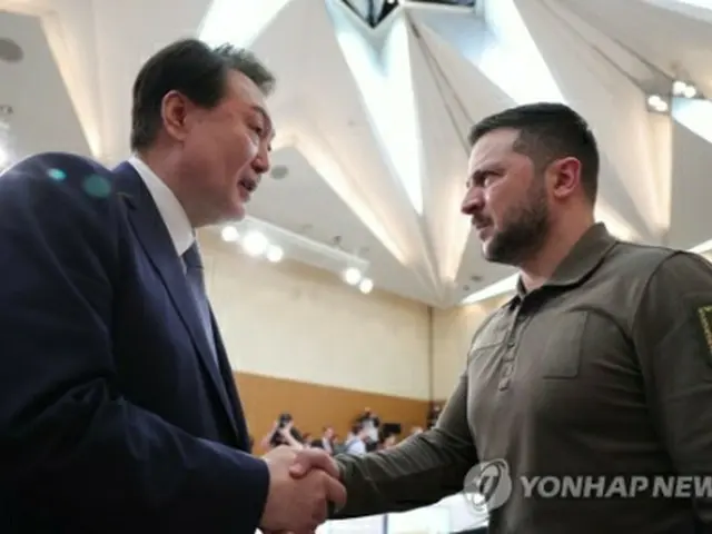 21日、広島で開かれた先進7カ国首脳会議（G7サミット）に合わせて会談した尹大統領（左）とウクライナのゼレンスキー大統領（共同取材）＝（聯合ニュース）