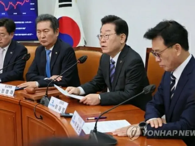 党の最高委員会議で発言する李代表（右から2人目）＝26日、ソウル（聯合ニュース）