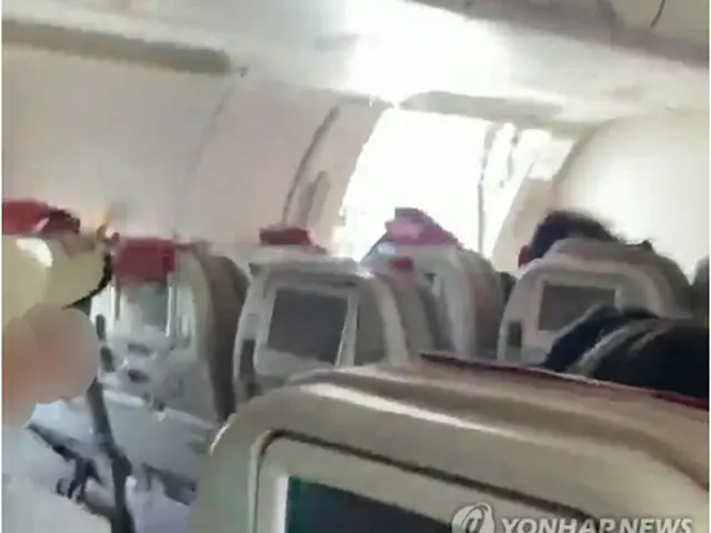 ドアが開いたまま飛行する旅客機（読者提供）＝（聯合ニュース）≪転載・転用禁止≫