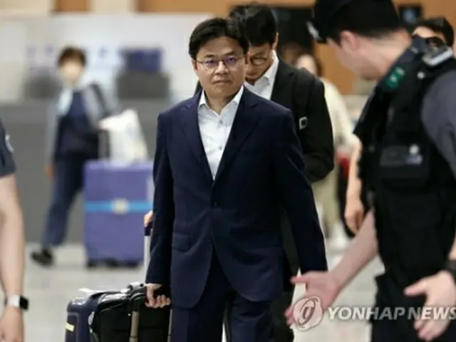 日本から帰国した劉国熙氏＝２６日、仁川（聯合ニュース）