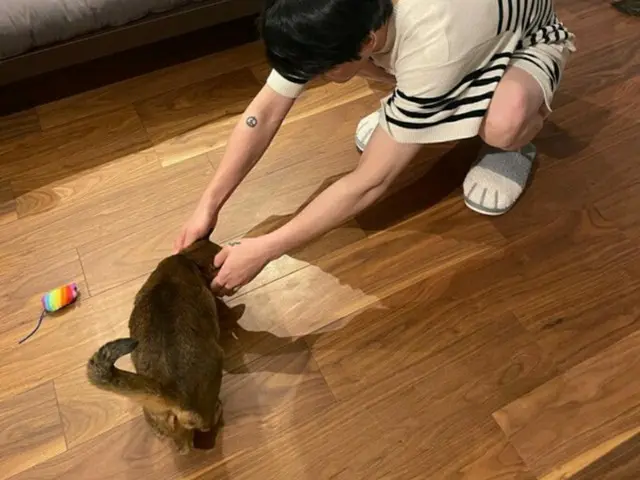 キム・ジェジュン、愛猫と遊ぶ無邪気な姿