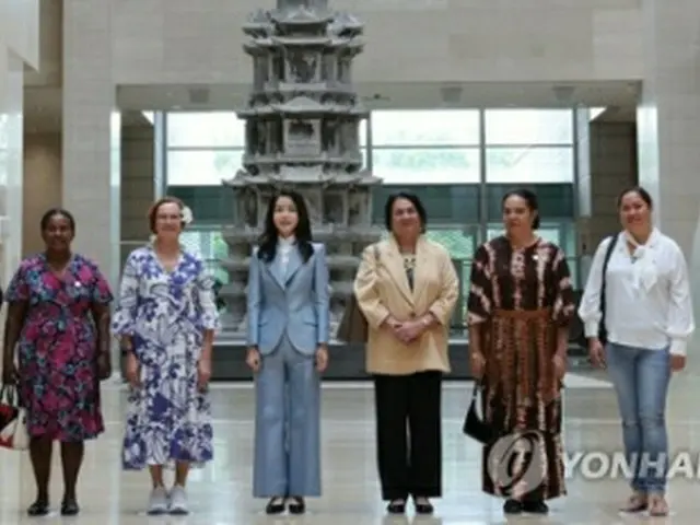 各首脳の配偶者とソウルの国立中央博物館で記念撮影する金建希氏（左から４人目）＝２９日、ソウル（聯合ニュース）