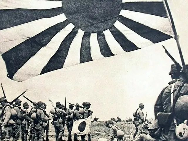 第2次世界大戦当時の旭日旗の写真（韓国誠信女子大学の徐坰徳教授のフェイスブックから）（画像提供:wowkorea）