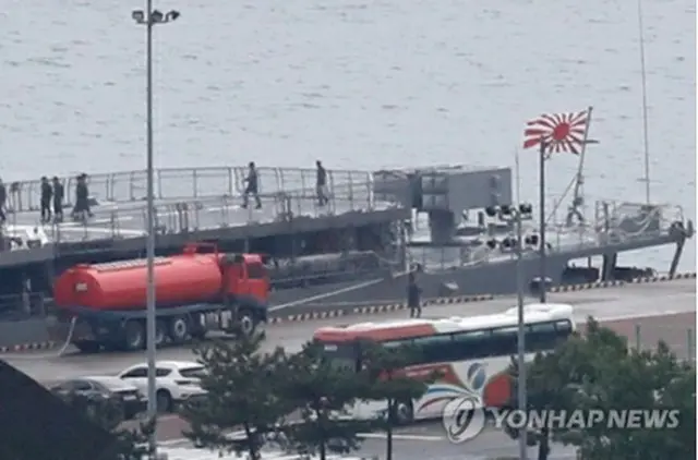 韓国主催の多国間海上訓練に参加するため、自衛艦旗を掲げて韓国南東部の釜山に入港した「はまぎり」＝２９日、釜山（聯合ニュース）
