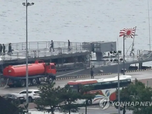 韓国主催の多国間海上訓練に参加するため、自衛艦旗を掲げて韓国南東部の釜山に入港した「はまぎり」＝２９日、釜山（聯合ニュース）