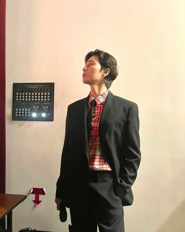 俳優パク・ソジュン、ときめき誘う舞台裏の横顔…エプロン姿のイケメンオーラ（画像:パク・ソジュン公式インスタグラム）