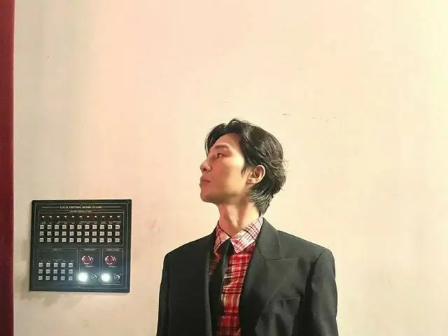 俳優パク・ソジュン、ときめき誘う舞台裏の横顔…エプロン姿のイケメンオーラ（画像:パク・ソジュン公式インスタグラム）