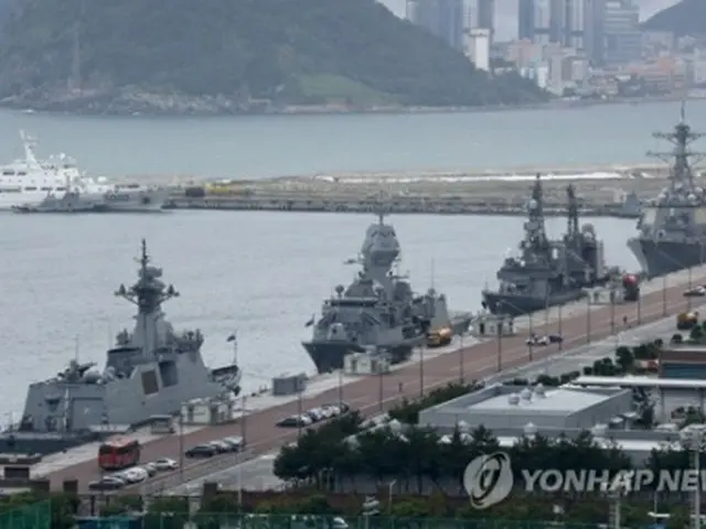 韓国南部・釜山の海軍作戦基地に停泊している韓国、オーストラリア、日本、米国の艦艇＝（聯合ニュース）