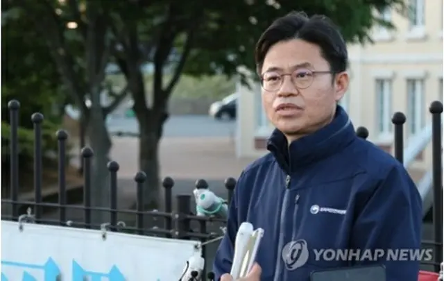 24日、福島第1原発の視察を終え、取材に応じる韓国視察団の劉国熙団長＝（聯合ニュース）