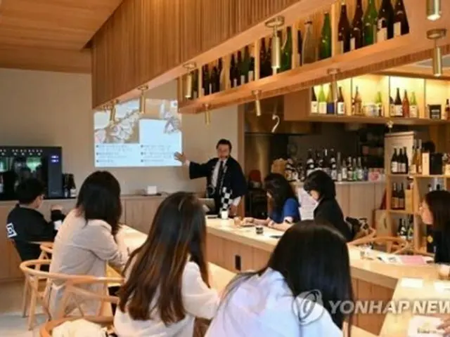 ソウルの日本大使館近くにある居酒屋で日本酒の講座を行う中條一夫・公報文化院長（同院提供）＝（聯合ニュース）≪転載・転用禁止≫