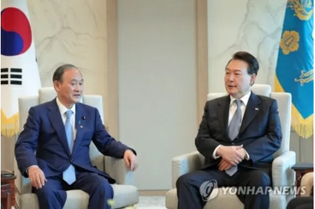 尹大統領（右）は大統領室で菅前首相と会談した（大統領室提供）＝（聯合ニュース）≪転載・転用禁止≫