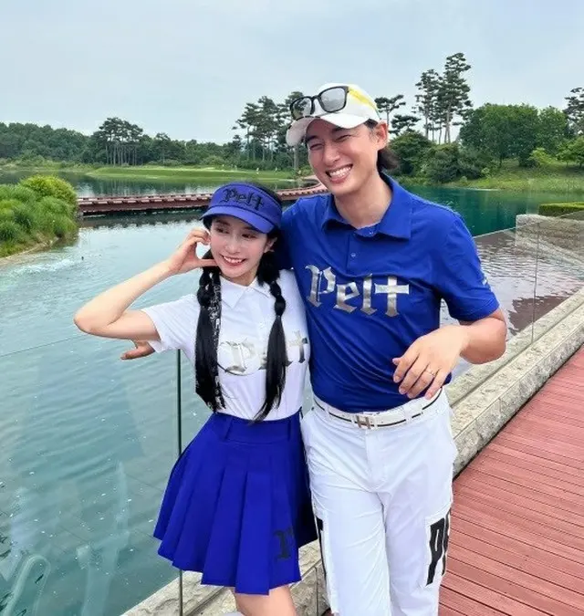 歌手イ・ジフン、ゴルフウエアの撮影現場？…14歳年下妻アヤネさんとペアルックで”アツアツ”ラウンド（画像提供:wowkorea）
