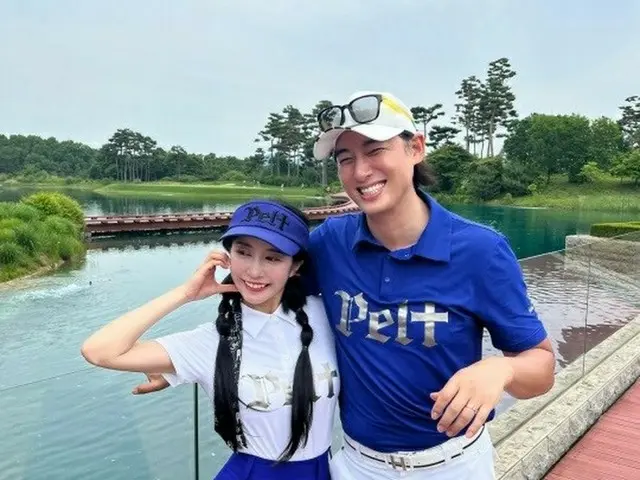歌手イ・ジフン、ゴルフウエアの撮影現場？…14歳年下妻アヤネさんとペアルックで”アツアツ”ラウンド（画像提供:wowkorea）