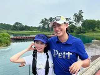 歌手イ・ジフン、ゴルフウエアの撮影現場？…14歳年下妻アヤネさんとペアルックで”アツアツ”ラウンド